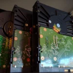 Hàng loạt ổ cứng HDD xếp chồng lên nhau từ phía sau, tượng trưng cho khả năng lưu trữ dữ liệu lớn trong thời gian dài.