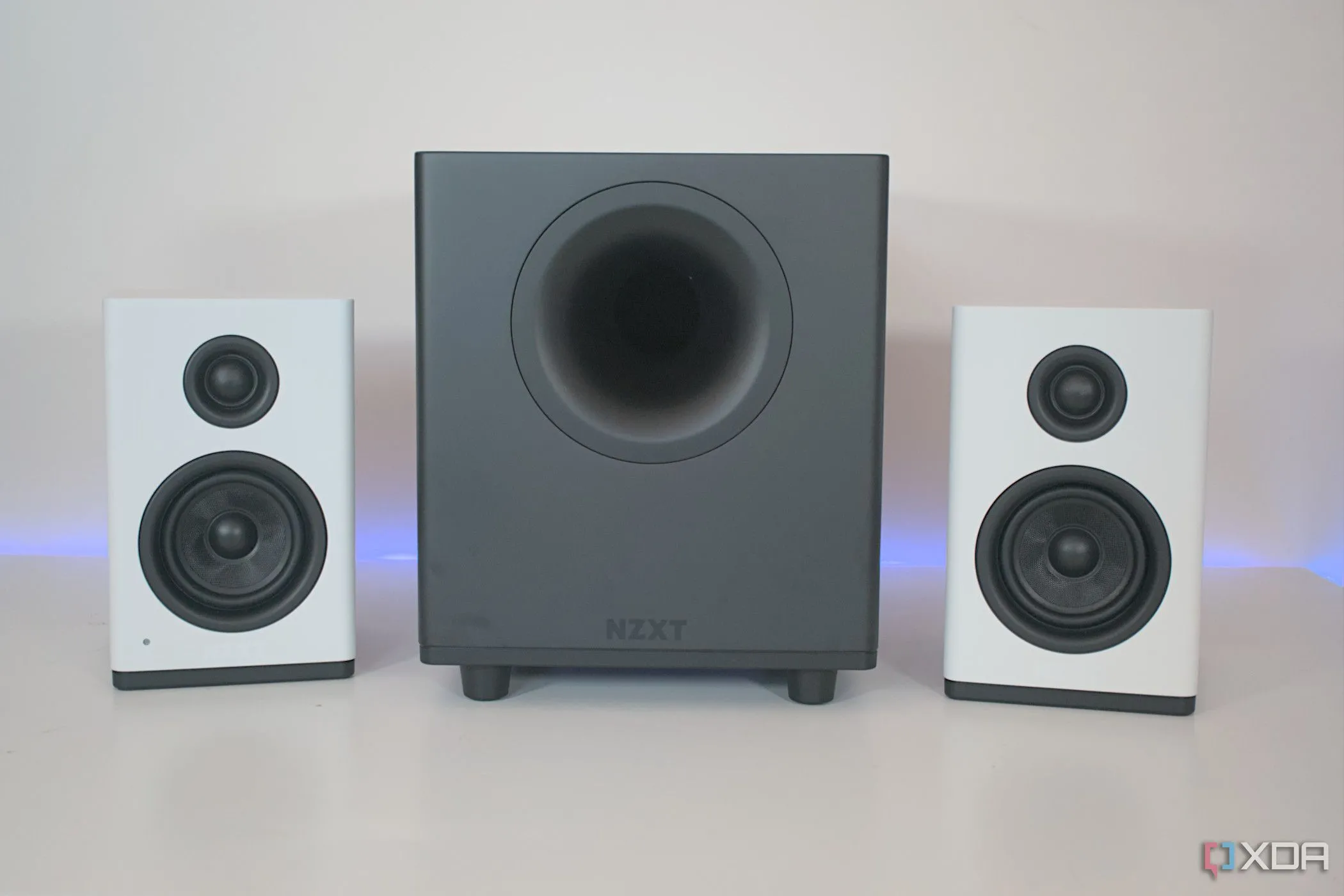 Hệ thống loa NZXT Relay và loa siêu trầm, mang đến trải nghiệm âm thanh chất lượng cao cho PC gaming.