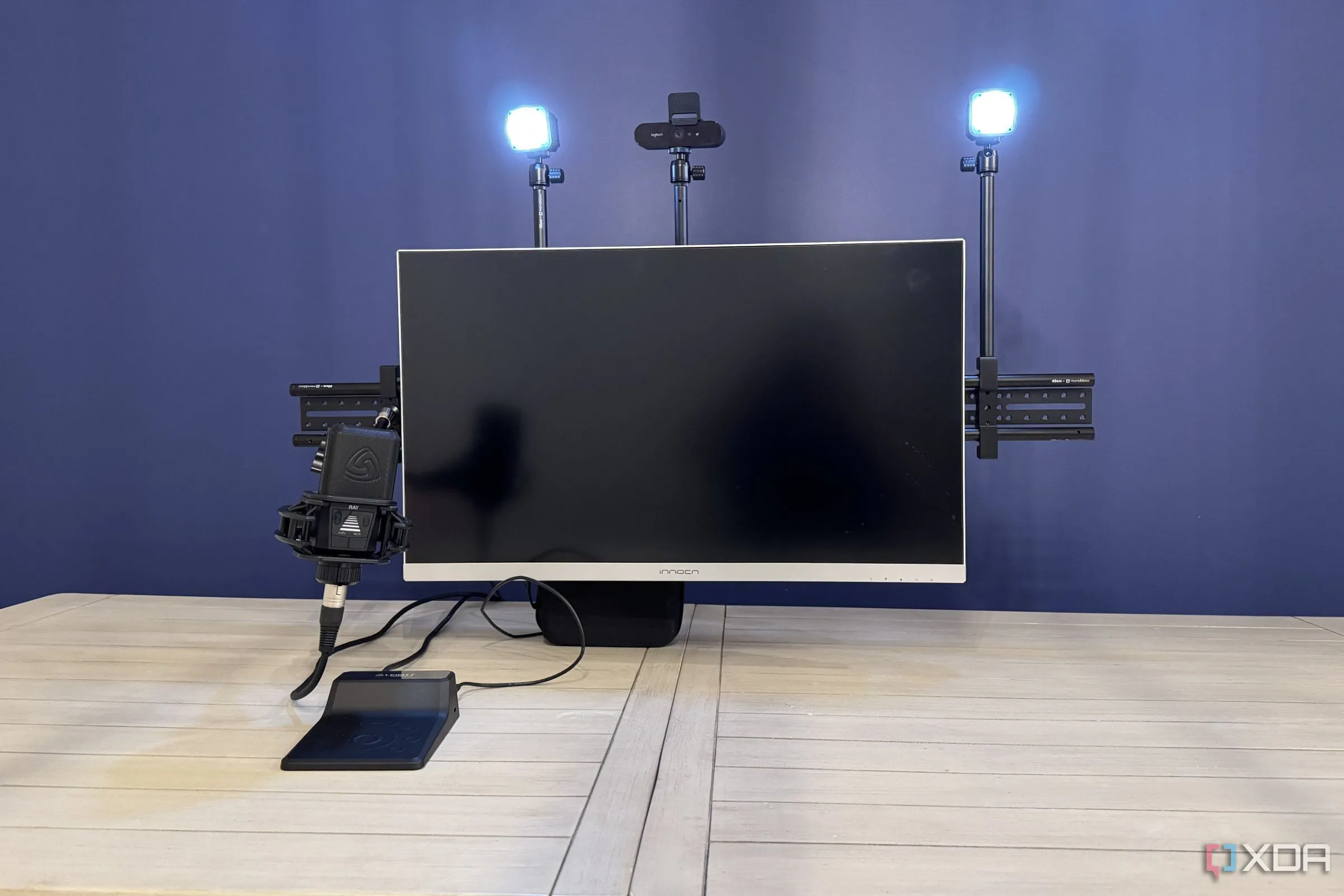 Hệ thống Monoblocc Monitor Rig được gắn gọn gàng phía sau màn hình máy tính, tích hợp webcam và đèn chiếu sáng, giúp giải phóng không gian bàn làm việc và tạo setup chuyên nghiệp hơn.