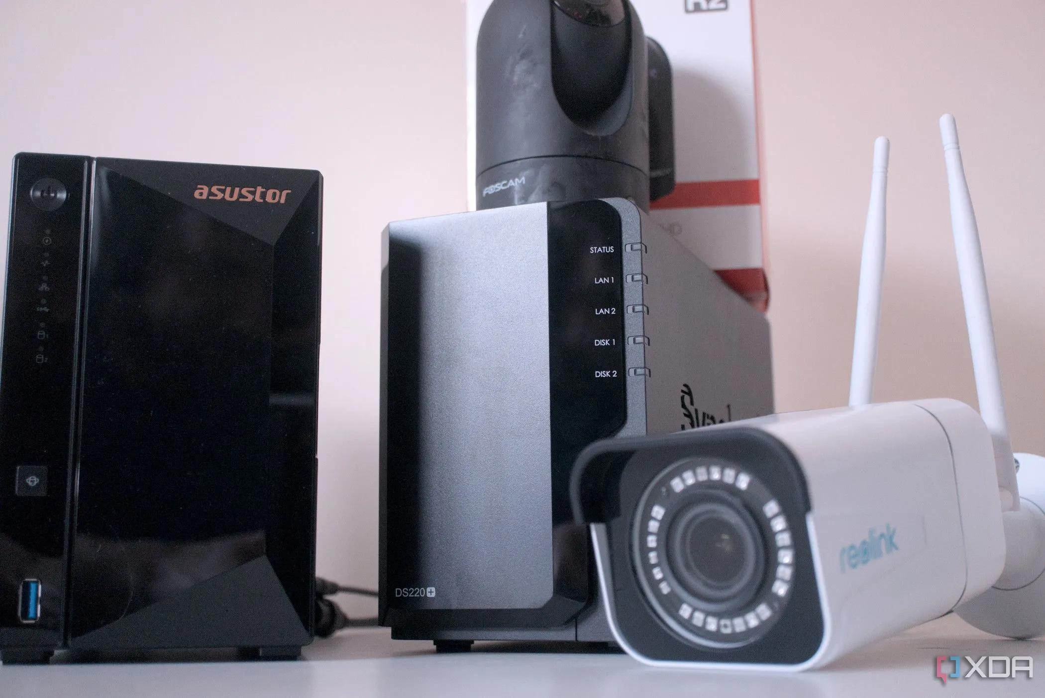 Hệ thống NAS được kết nối với nhiều camera giám sát, thể hiện vai trò của ổ cứng HDD trong lưu trữ liên tục dữ liệu an ninh.