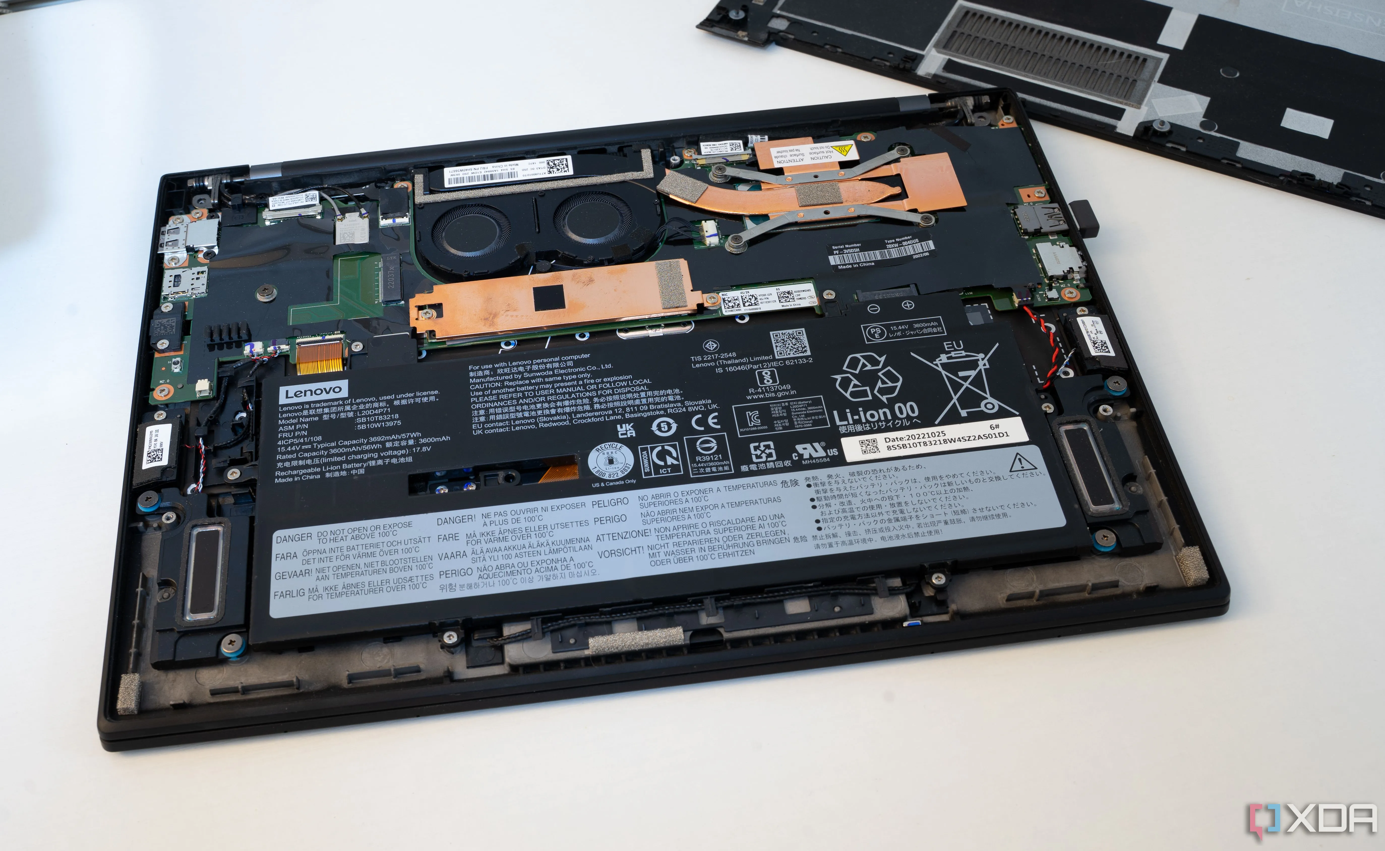 Hình ảnh bo mạch bên trong của laptop Lenovo ThinkPad X1 Carbon Gen 9, cho thấy các linh kiện có thể nâng cấp như SSD và pin, dù RAM được hàn chết.