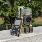 Hình ảnh bo mạch Raspberry Pi và ESP32, minh họa loại máy tính bảng đơn (SBC) ứng dụng trong các cụm xử lý công suất thấp.