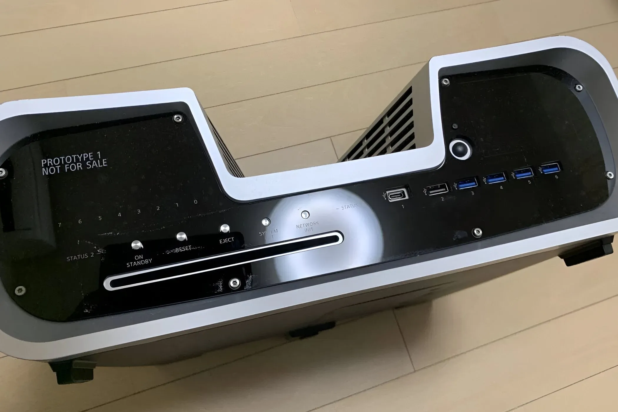Hình ảnh bộ phát triển PlayStation 5 (PS5 dev kit) với thiết kế chữ V độc đáo