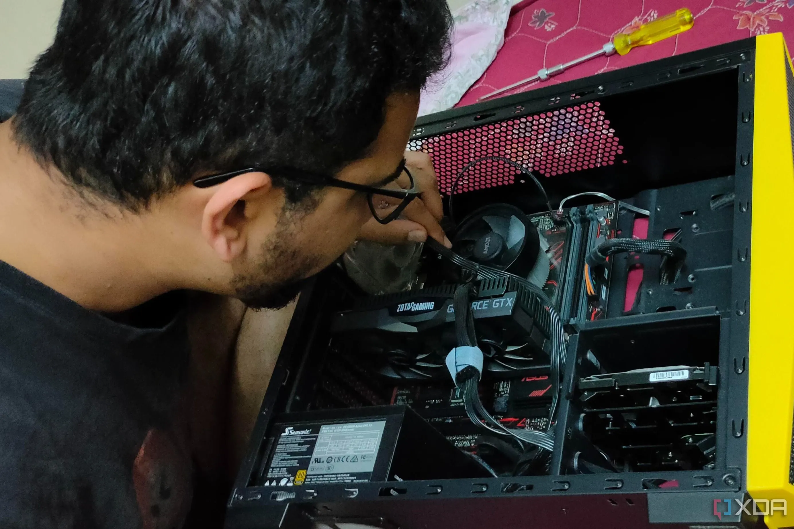 Hình ảnh cận cảnh quá trình lắp ráp PC gaming với bộ vi xử lý Ryzen và card đồ họa Nvidia, cho thấy các linh kiện được kết nối tỉ mỉ