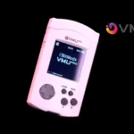 Hình ảnh cận cảnh VMU Pro của 8BitMods cắm vào tay cầm Dreamcast, cho thấy màn hình hiển thị game và các nút chức năng.