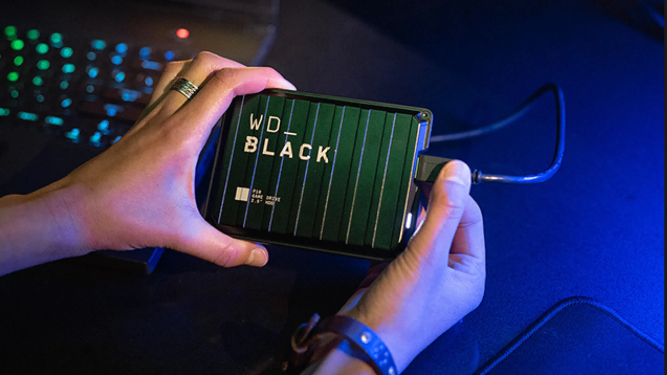 Hình ảnh cận cảnh vỏ ngoài kim loại chắc chắn của ổ cứng WD_BLACK 4TB