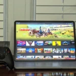 Hình ảnh dịch vụ Nvidia GeForce Now Ultimate hoạt động trên máy tính xách tay cùng tay cầm Xbox.