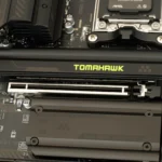 Hình ảnh khe PCIe trên bo mạch chủ MSI MAG X870E Tomahawk Wifi, nơi thường chịu áp lực gây cong vênh GPU