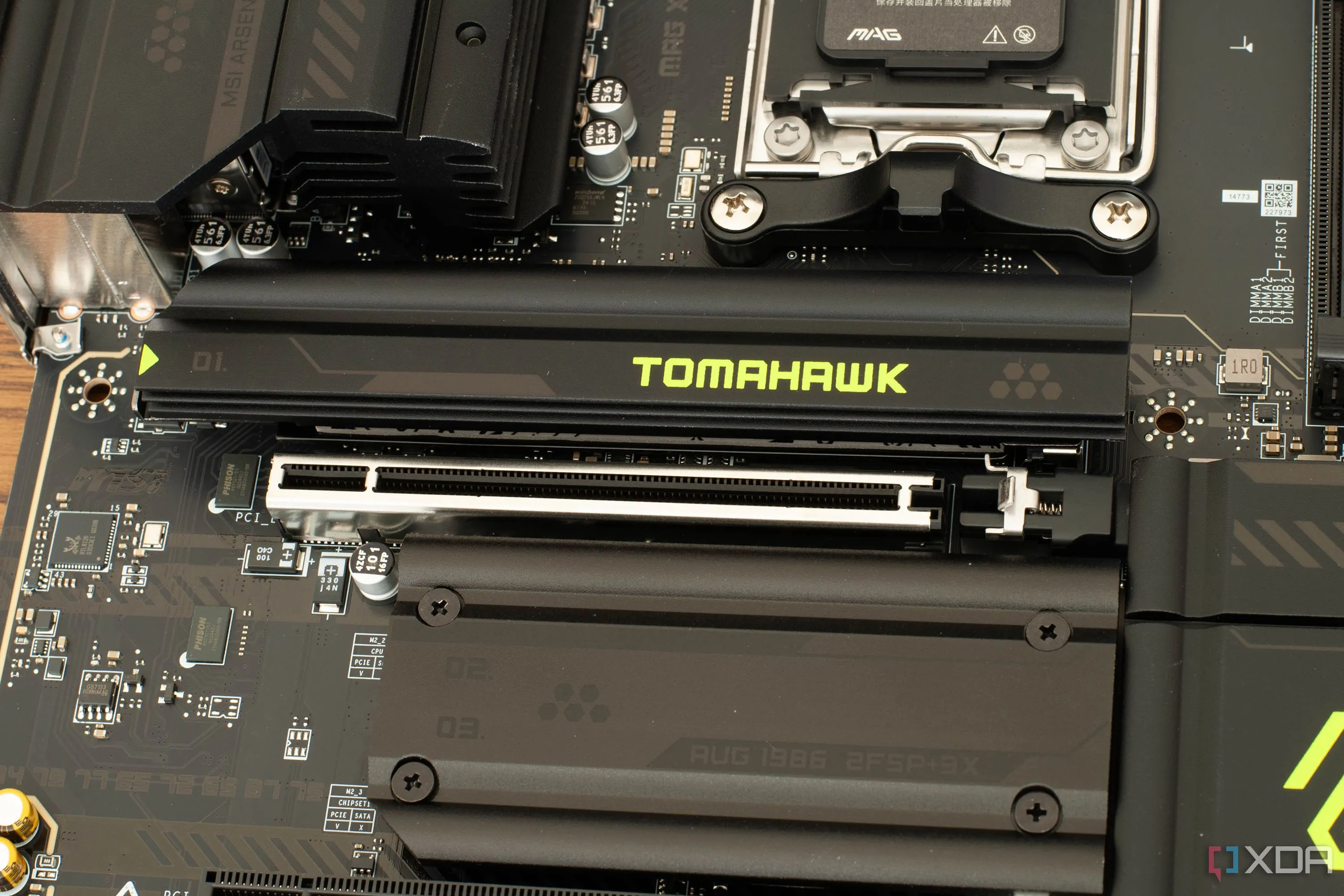 Hình ảnh khe PCIe trên bo mạch chủ MSI MAG X870E Tomahawk Wifi, nơi thường chịu áp lực gây cong vênh GPU