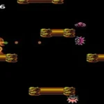 Hình ảnh lối chơi từ game Metroid gốc năm 1986 trên NES với Samus Aran đang bắn hạ kẻ thù trong một hang động