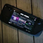Hình ảnh máy chơi game Steam Deck hiển thị màn hình chính