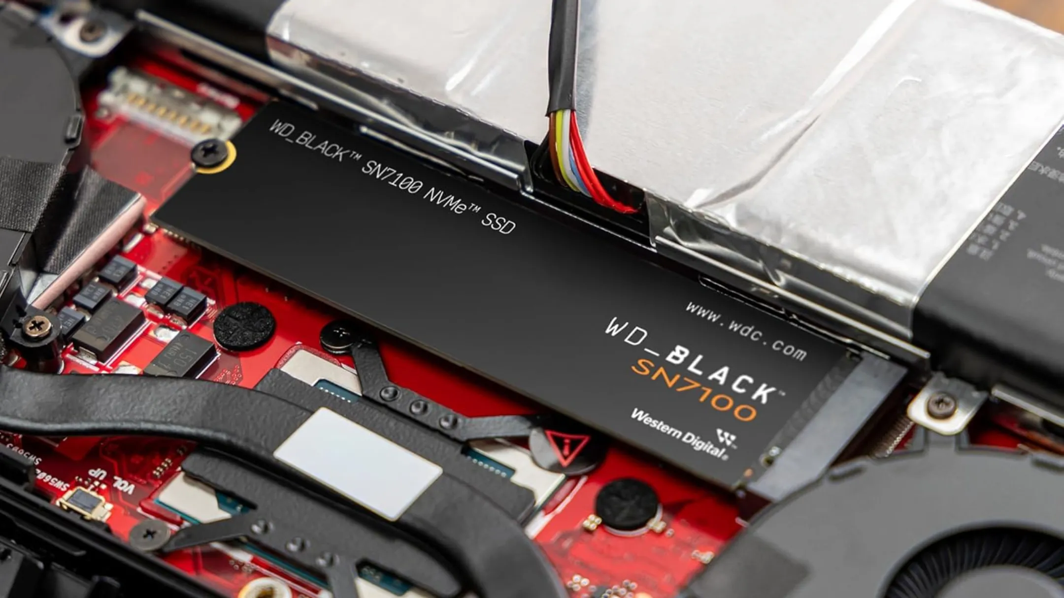 Hình ảnh minh họa ổ cứng WD_BLACK SN7100 4TB NVMe được lắp đặt trên thiết bị gaming