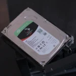 Hình ảnh ổ cứng Seagate IronWolf bên trong thiết bị lưu trữ mạng NAS