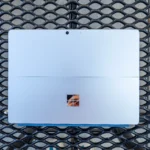 Hình ảnh Surface Pro 11 5G kèm bút và bàn phím, minh họa thiết kế hiện đại và sự tiện lợi, nhưng nay không còn kèm củ sạc tại thị trường EU.