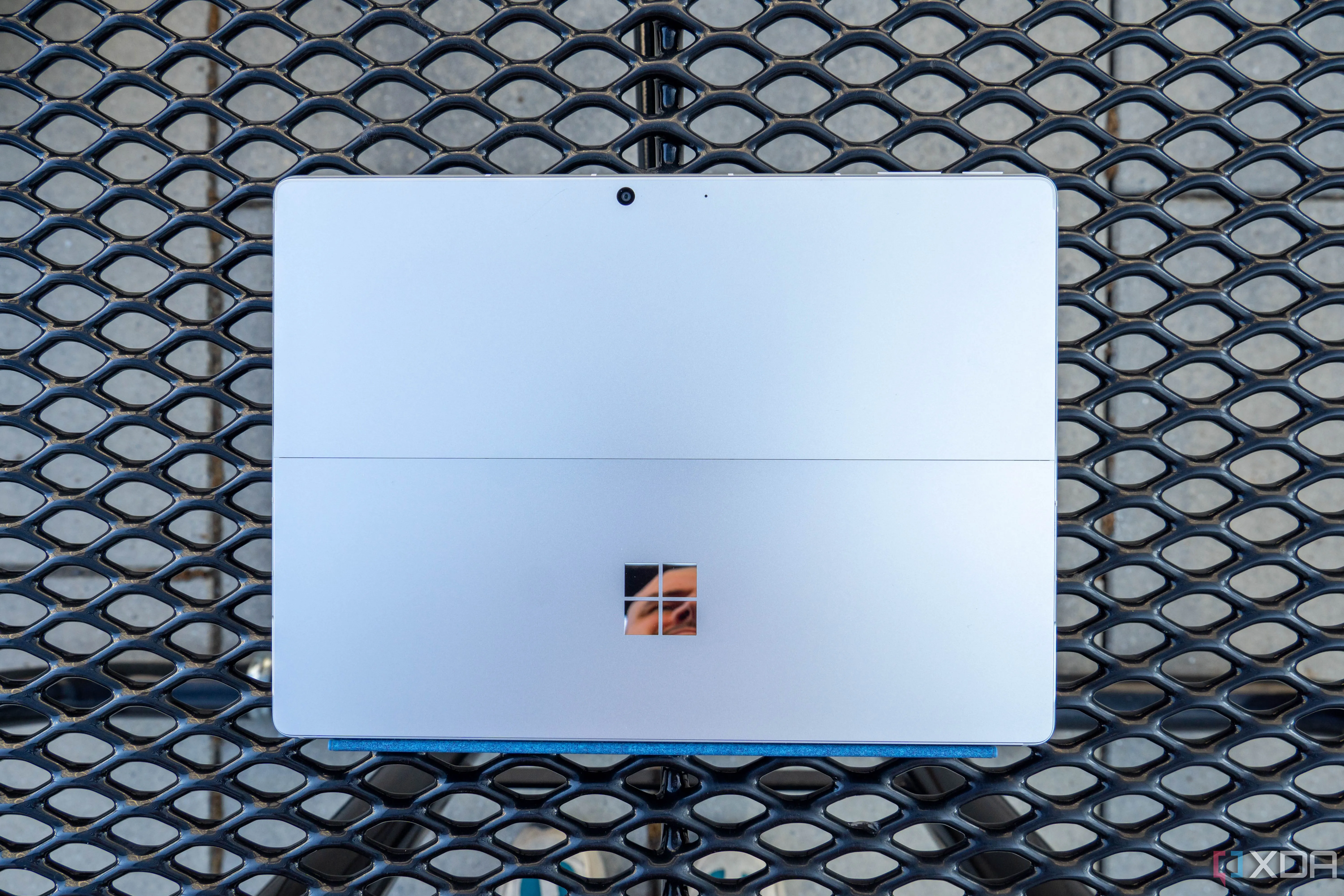 Hình ảnh Surface Pro 11 5G kèm bút và bàn phím, minh họa thiết kế hiện đại và sự tiện lợi, nhưng nay không còn kèm củ sạc tại thị trường EU.