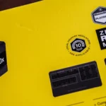Hộp nguồn máy tính Corsair RM1000x với nhãn dán thông tin bảo hành sản phẩm