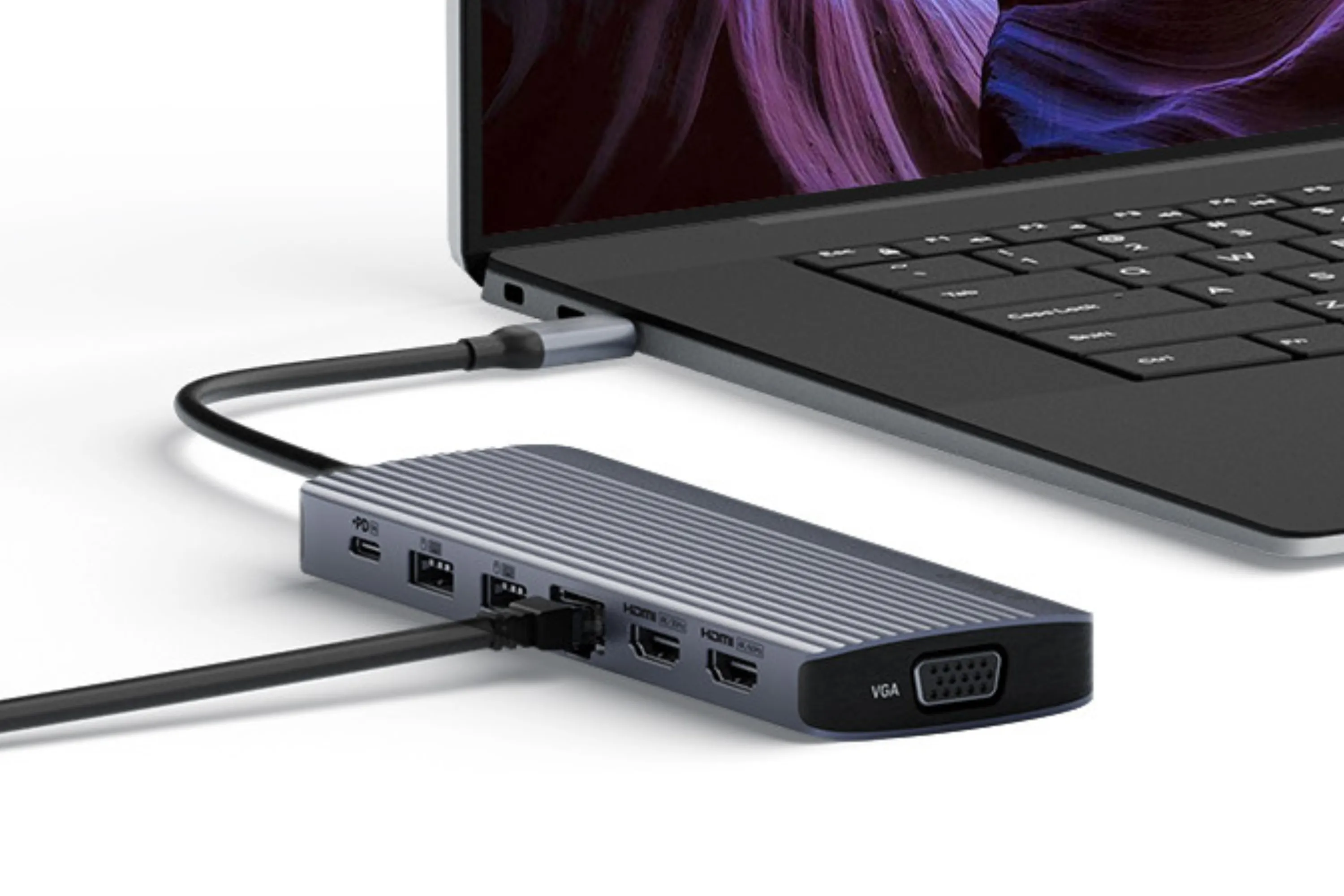 Hub USB-C Anker 14-in-1 kết nối với laptop qua cổng USB-C, minh họa khả năng mở rộng cổng