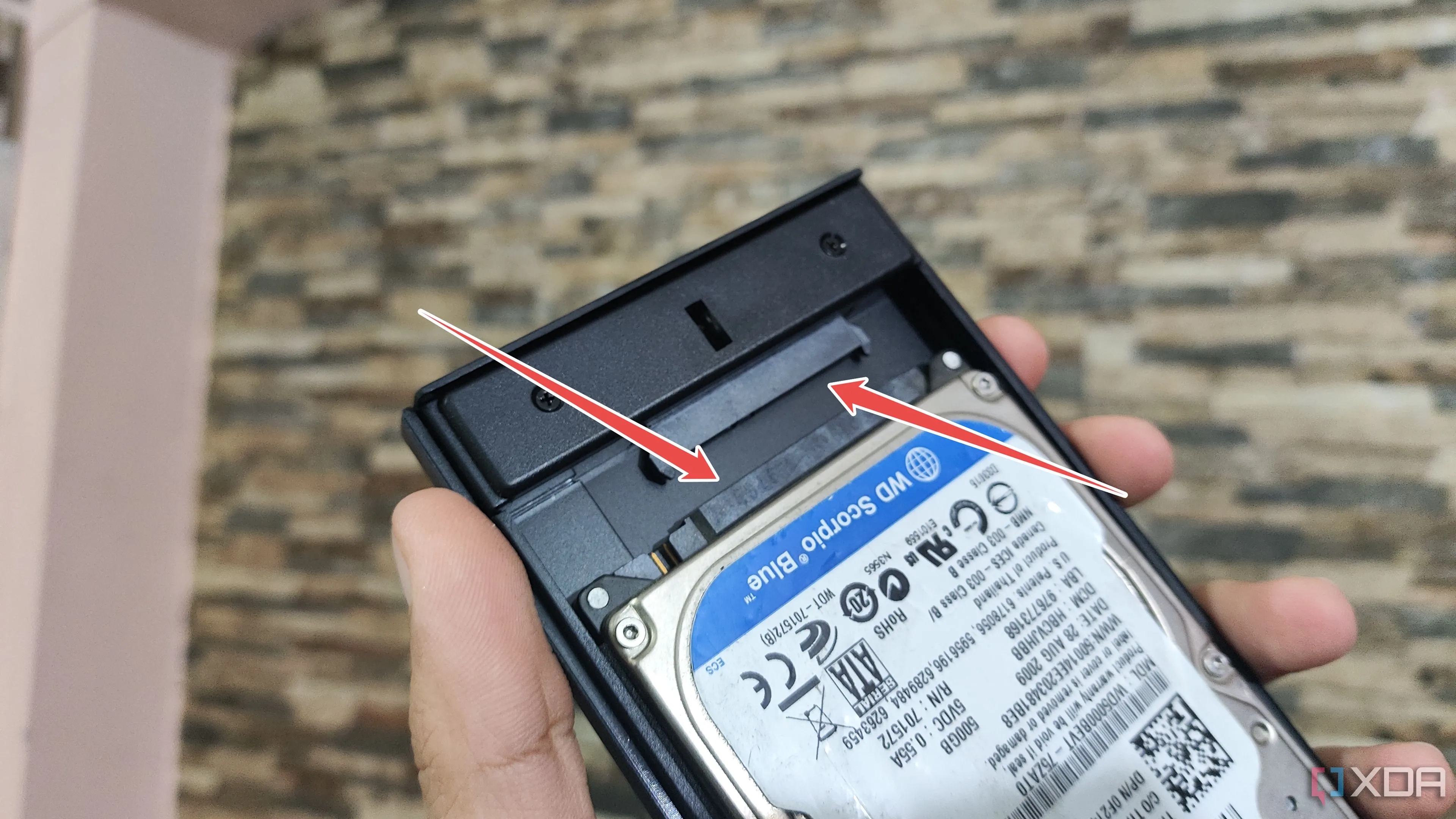 Kết nối cổng nguồn và SATA của bộ chuyển đổi với ổ cứng trong