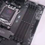 Khe cắm RAM DDR5 trên bo mạch chủ MSI MPG X870E Carbon WiFi, minh họa sự cần thiết của mainboard tương thích.