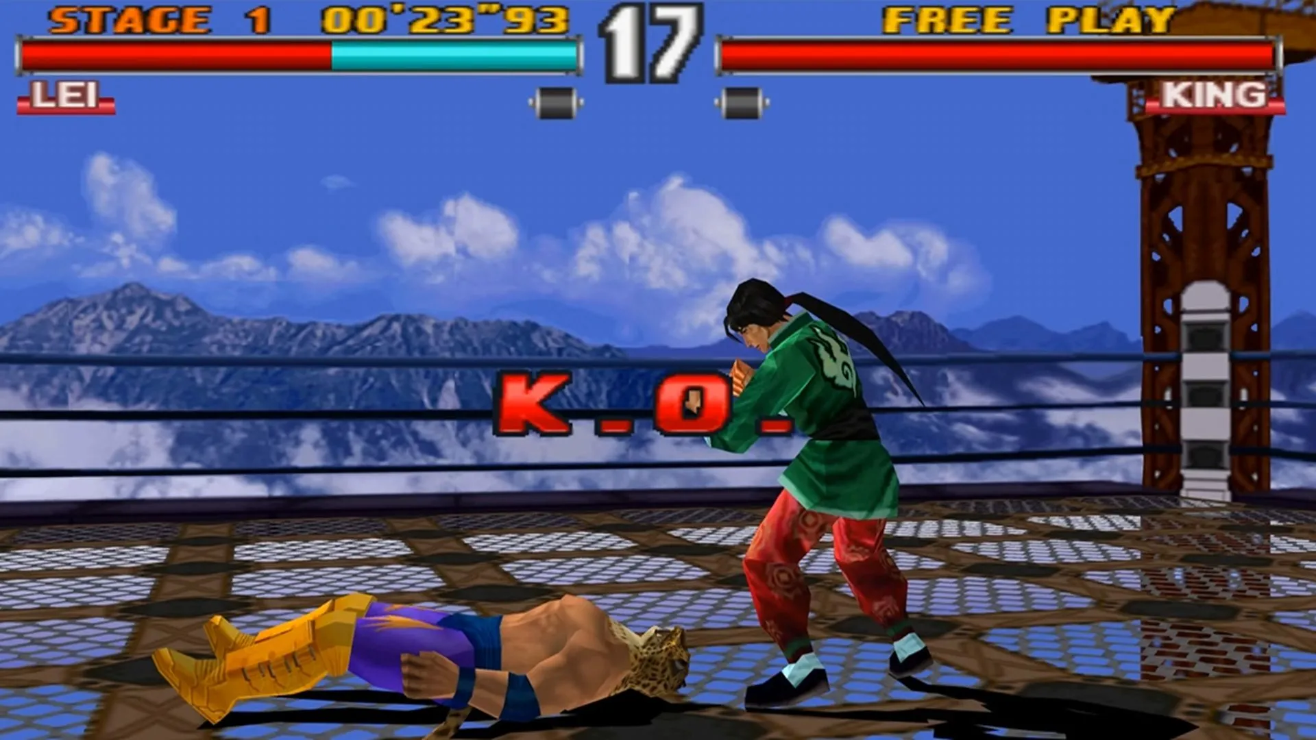 Khoảnh khắc cuối trận đấu giữa King và Lei trong game đối kháng Tekken 2 trên PS1.
