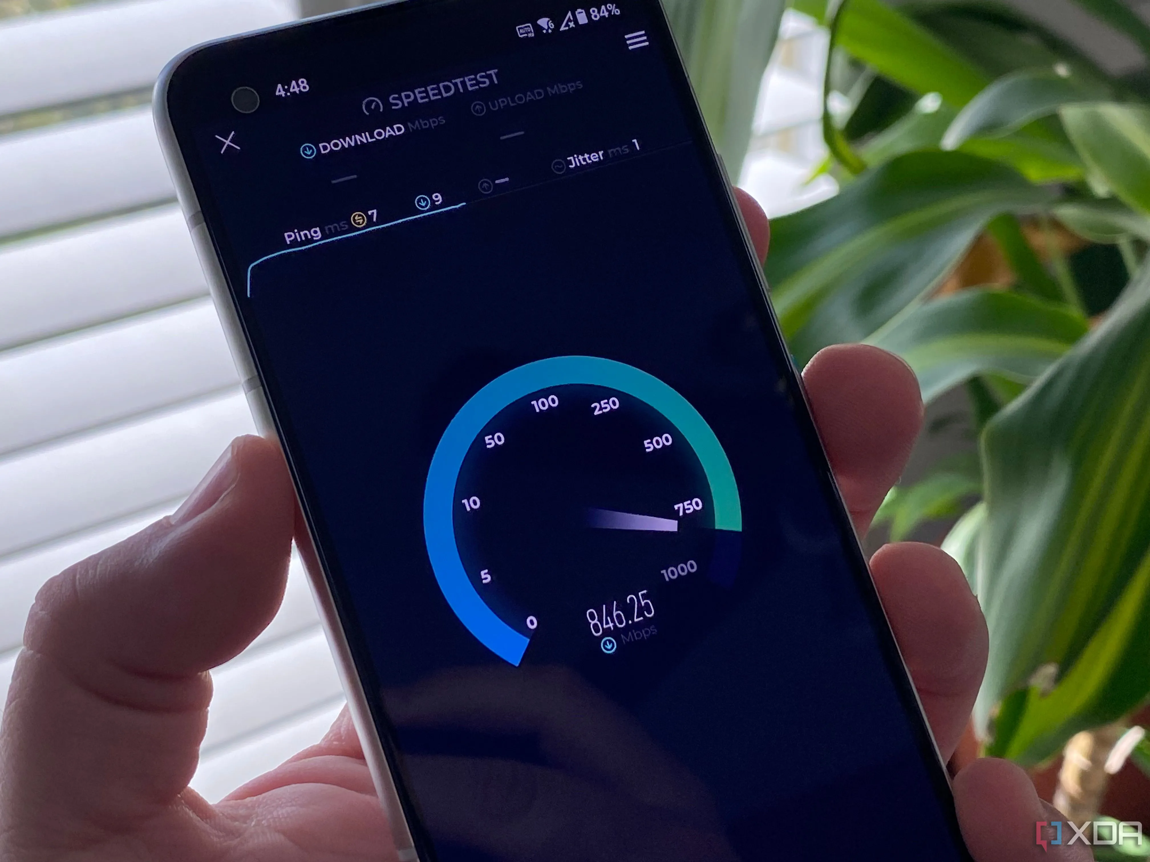 Kiểm tra tốc độ internet trên điện thoại Samsung Galaxy, cho thấy hiệu suất ổn định của cáp quang FTTH ngay cả trong điều kiện thời tiết khắc nghiệt