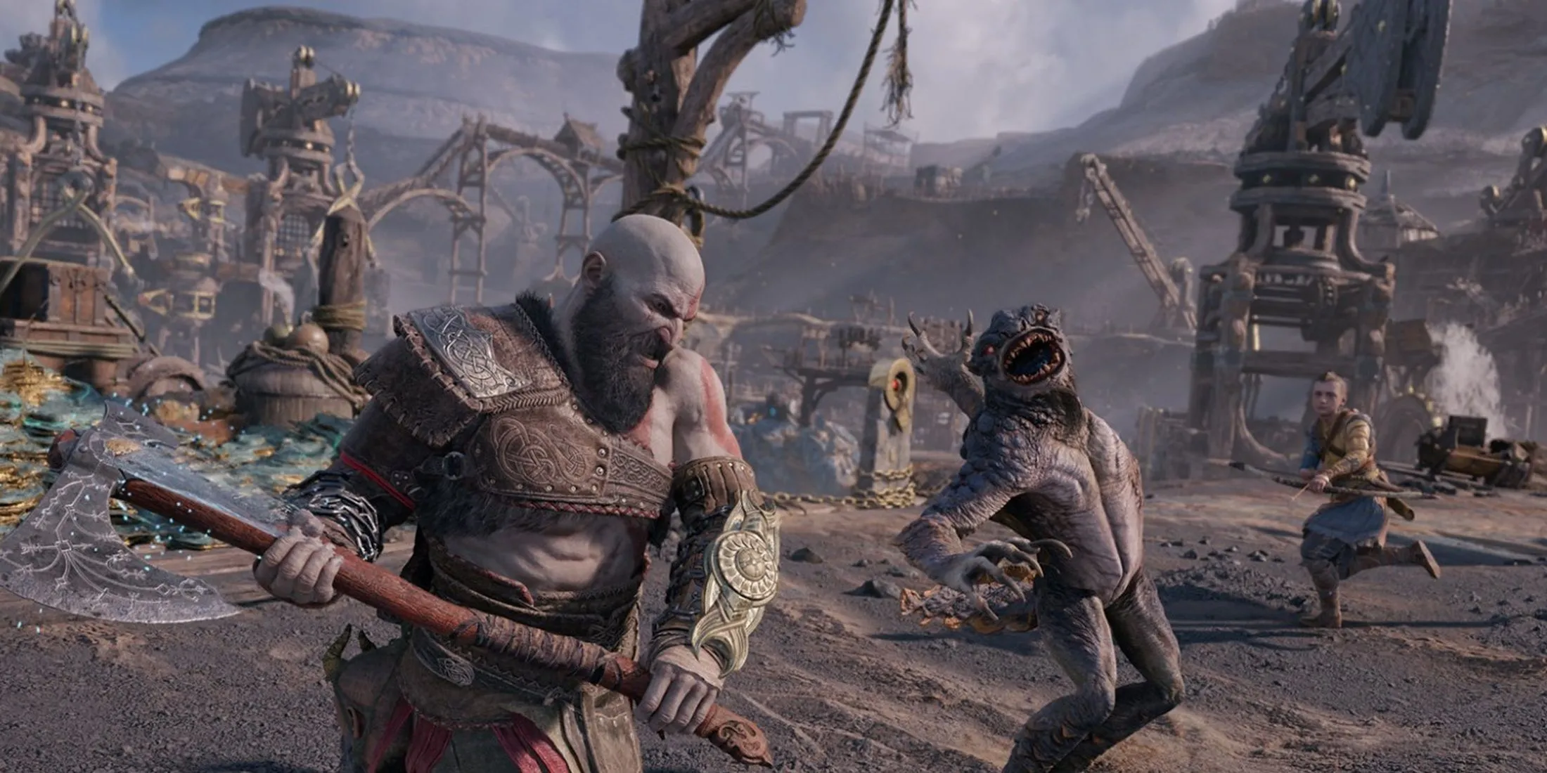 Kratos chiến đấu với một sinh vật với sự hỗ trợ của Atreus ở hậu cảnh trong God of War Ragnarök