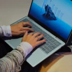 Laptop Dell 14 Plus, một trong những mẫu máy tính xách tay Dell được giảm giá vĩnh viễn, hiển thị với thiết kế hiện đại và màn hình sắc nét.