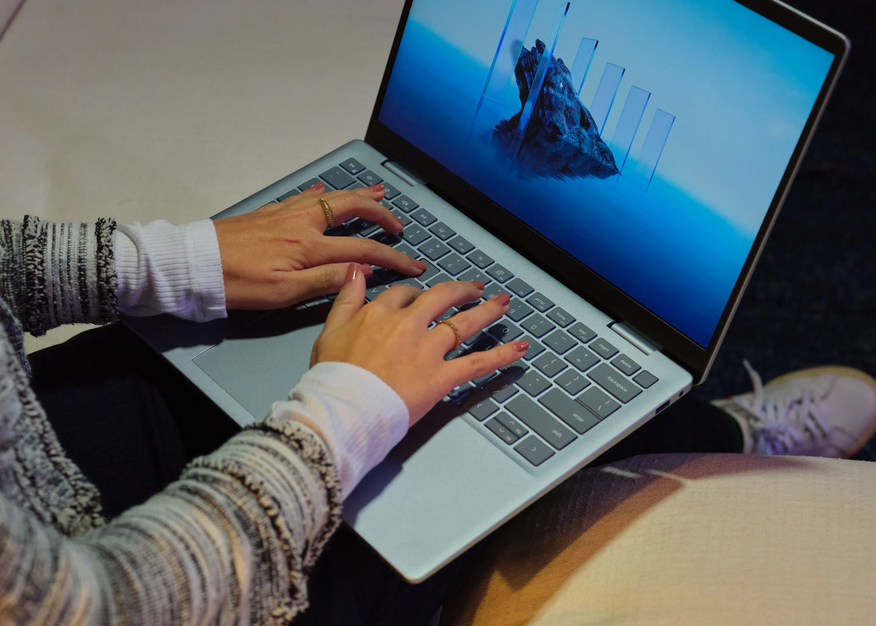 Laptop Dell 14 Plus, một trong những mẫu máy tính xách tay Dell được giảm giá vĩnh viễn, hiển thị với thiết kế hiện đại và màn hình sắc nét.