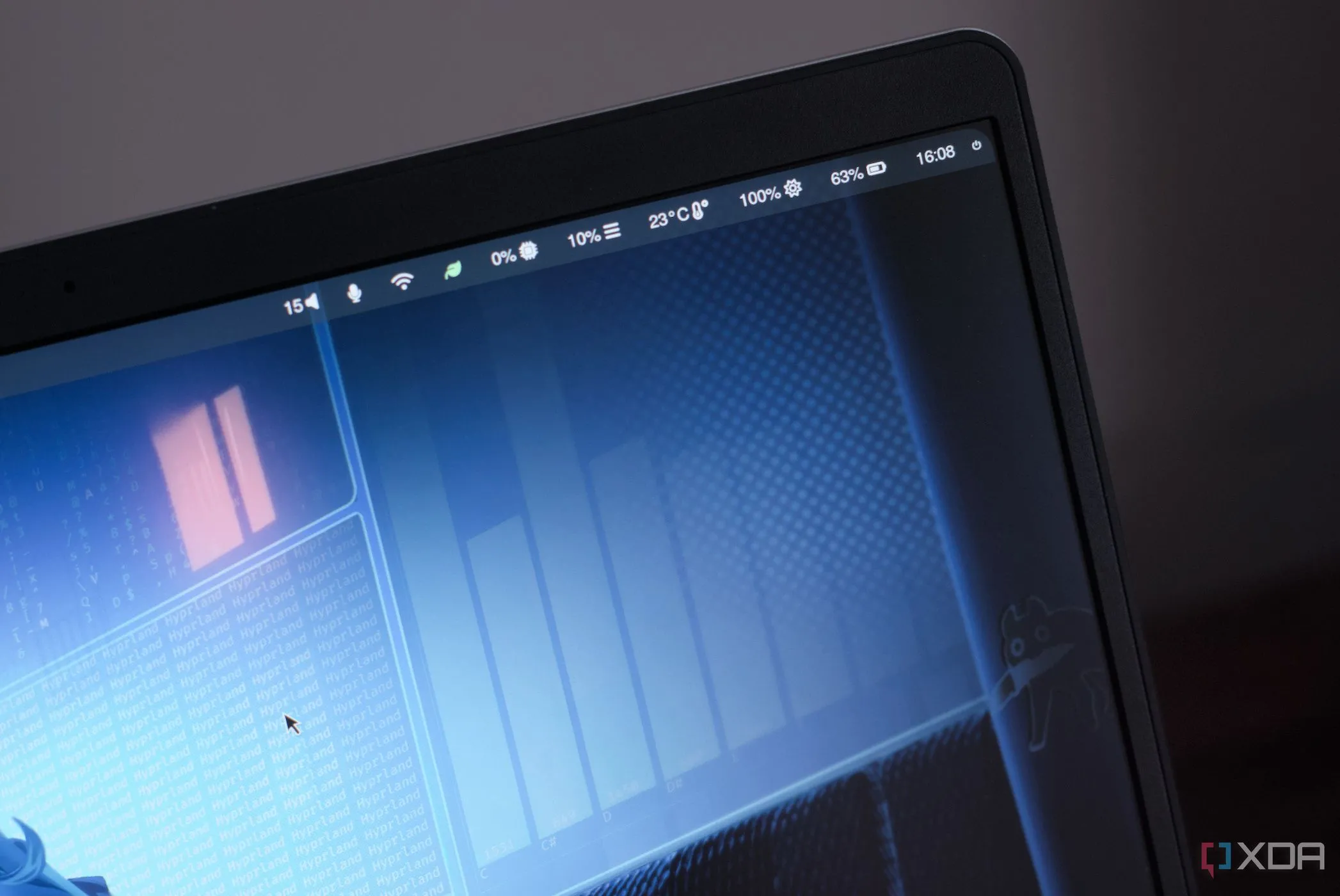Laptop Framework chạy hệ điều hành Hyprland Arch Linux với giao diện Waybar và biểu tượng khay