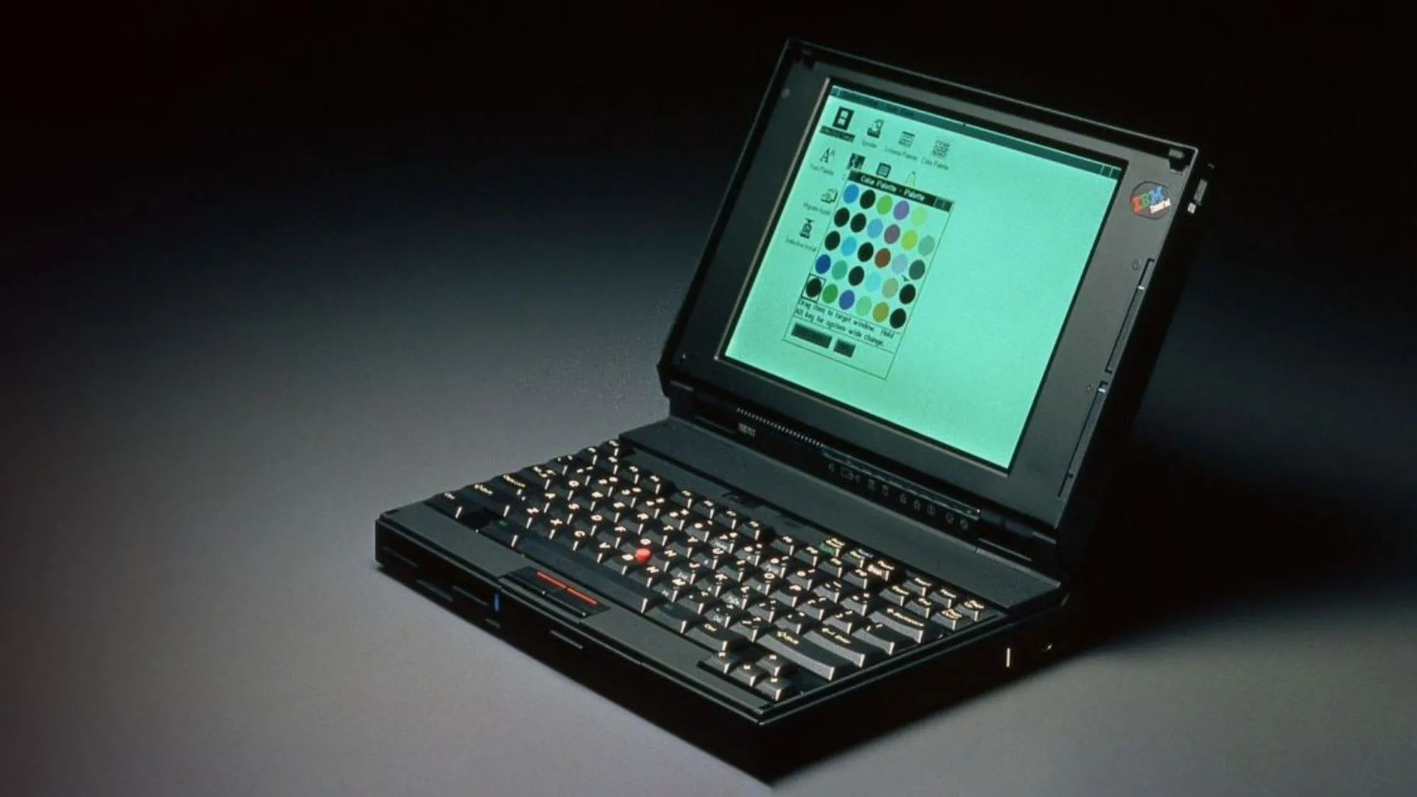 laptop IBM ThinkPad 700C màu đen và Trackpoint