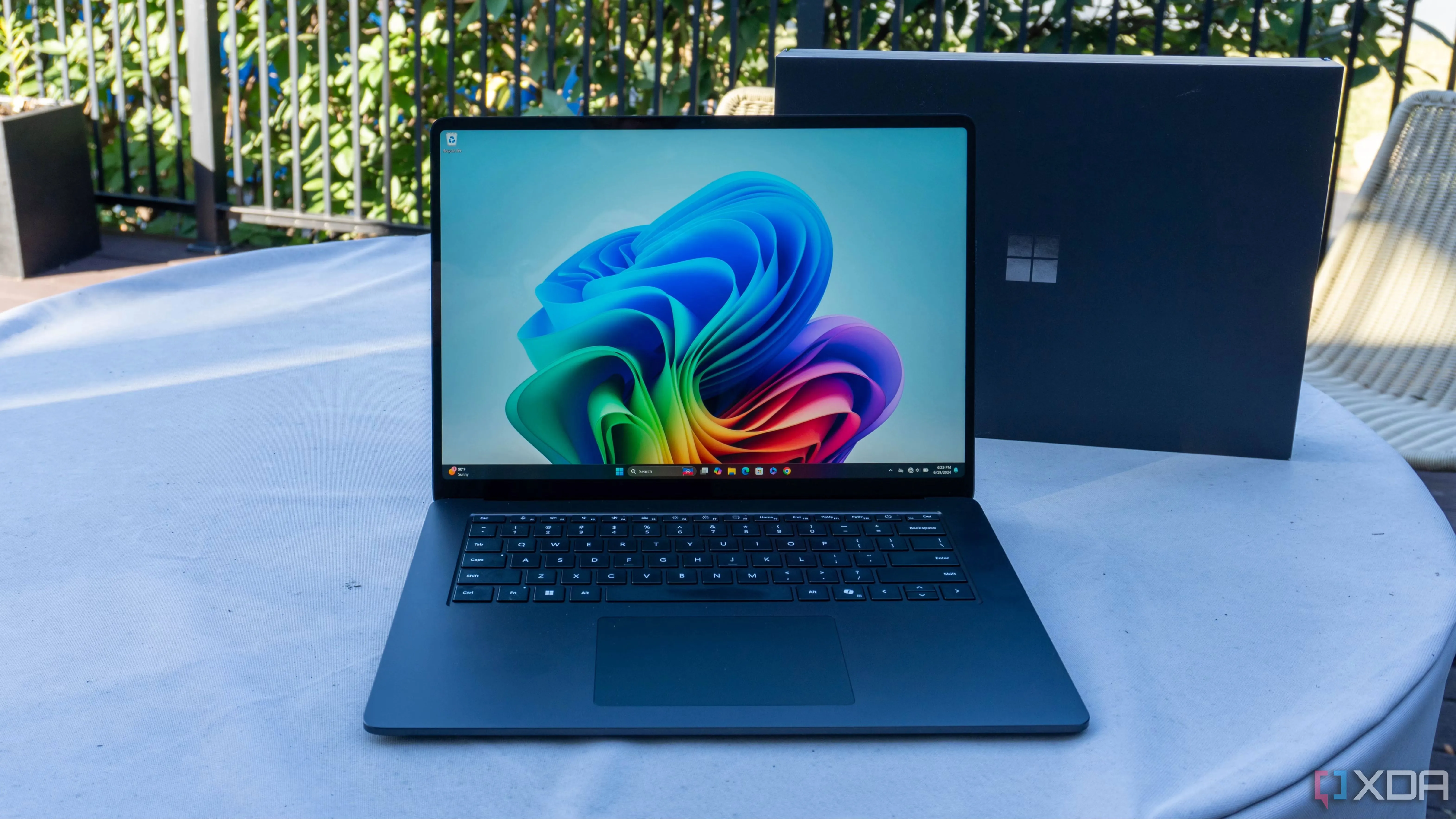Laptop Microsoft Surface Laptop 7 đặt trên bàn làm việc hiển thị màn hình cảm ứng