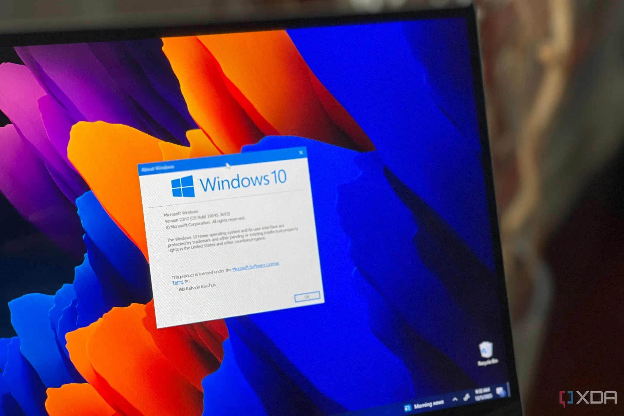 Laptop Samsung hiển thị logo Windows 10, minh họa chính sách hỗ trợ Microsoft 365