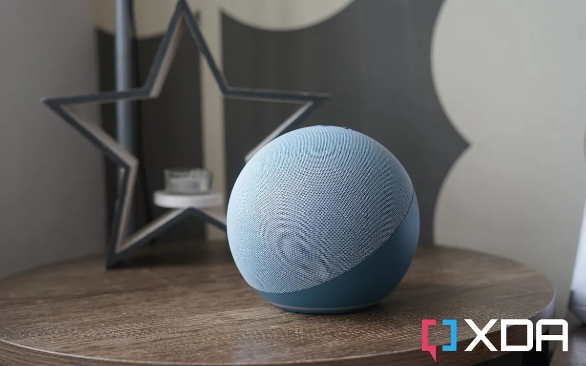 Loa thông minh Amazon Echo màu xanh dương trên bàn làm việc