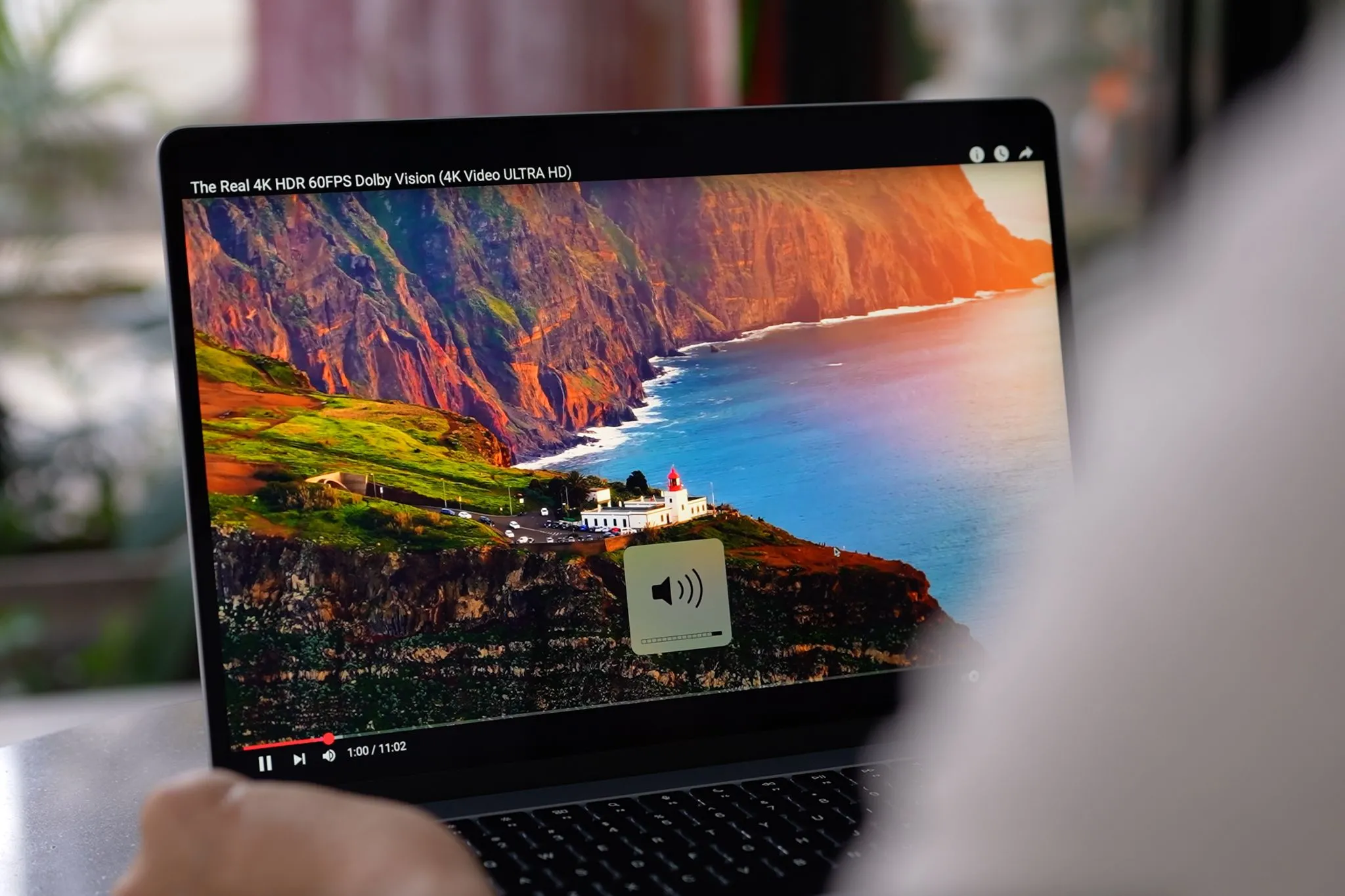 MacBook Air M4 hiển thị hình ảnh rực rỡ dưới ánh sáng tự nhiên