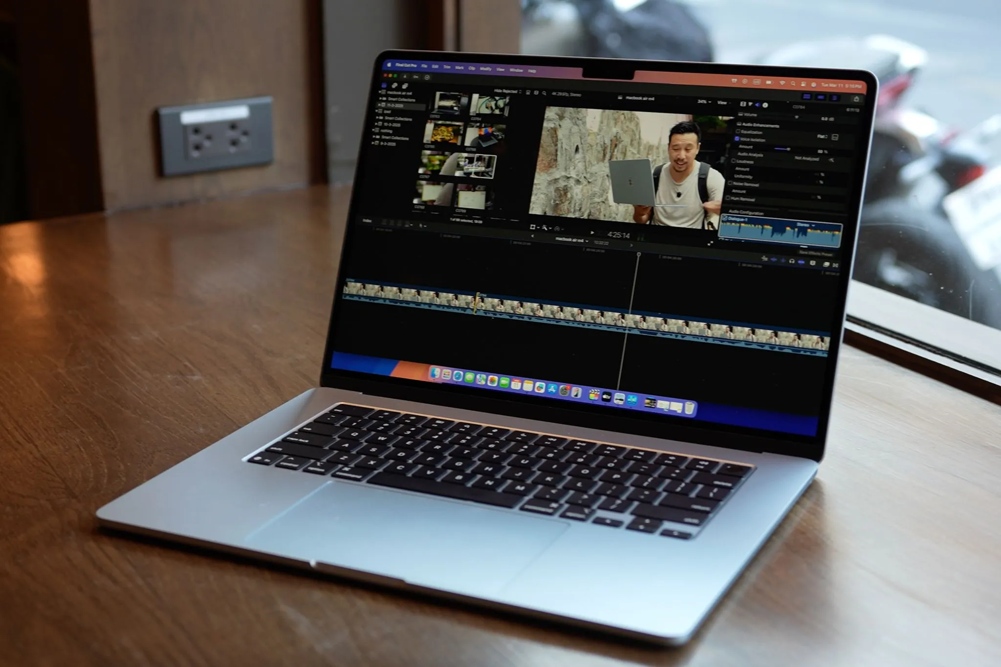 MacBook Air M4 trên bàn làm việc, thể hiện sự mỏng nhẹ và màn hình rộng