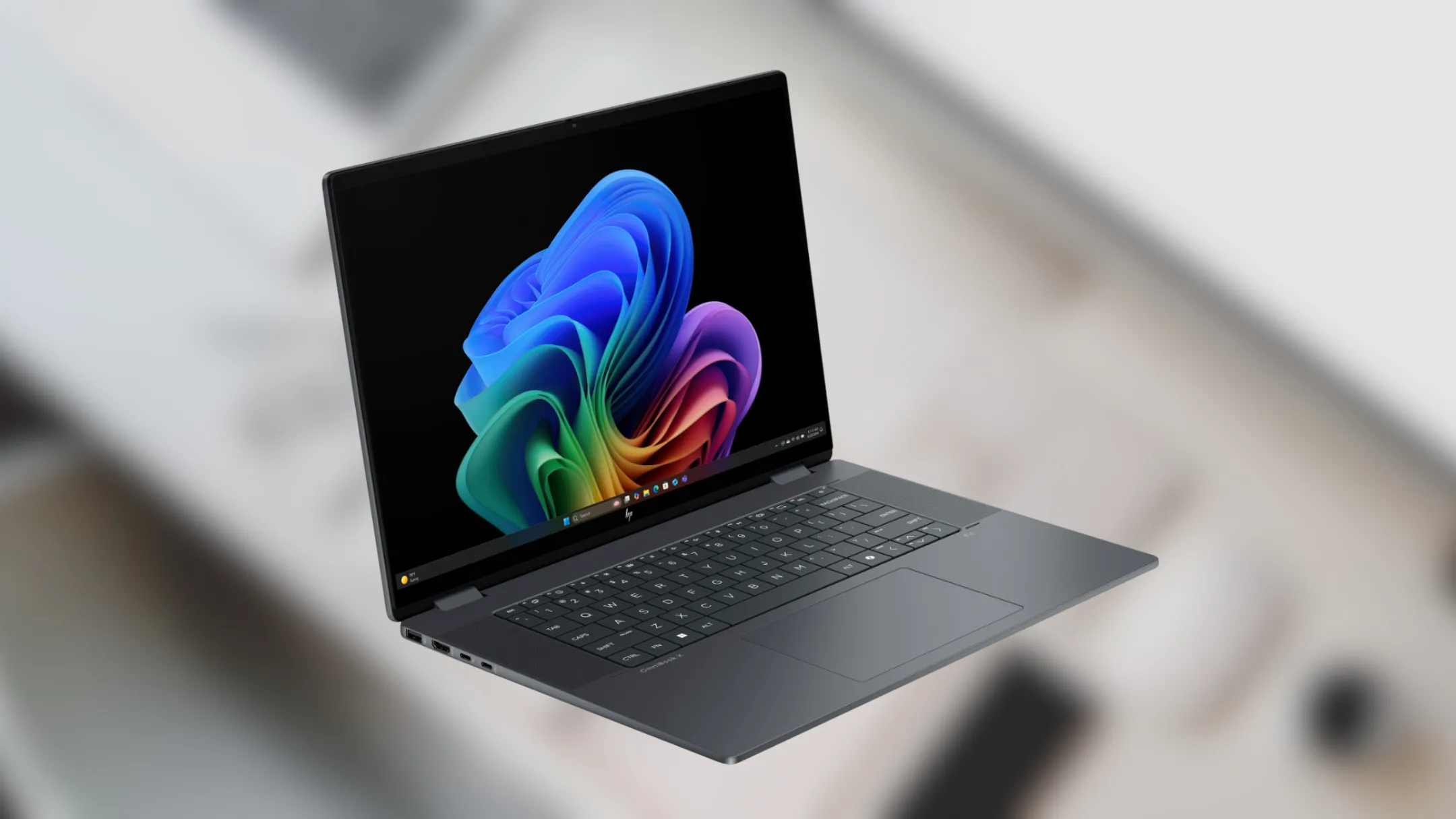 Màn hình 2K sắc nét và bàn phím của laptop HP OmniBook X Flip