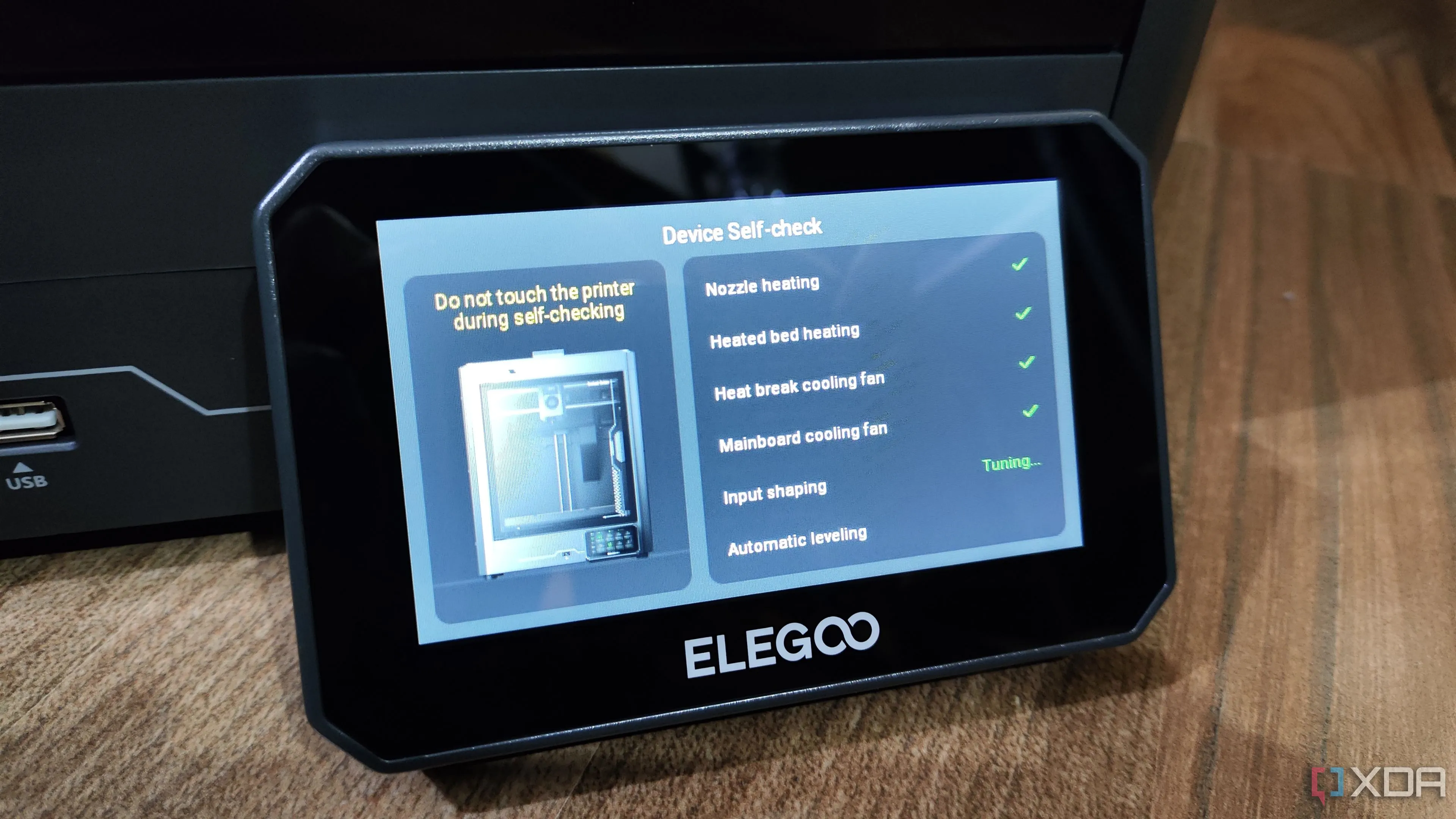 Màn hình cảm ứng trên máy in 3D Elegoo Centauri Carbon hiển thị giao diện điều khiển