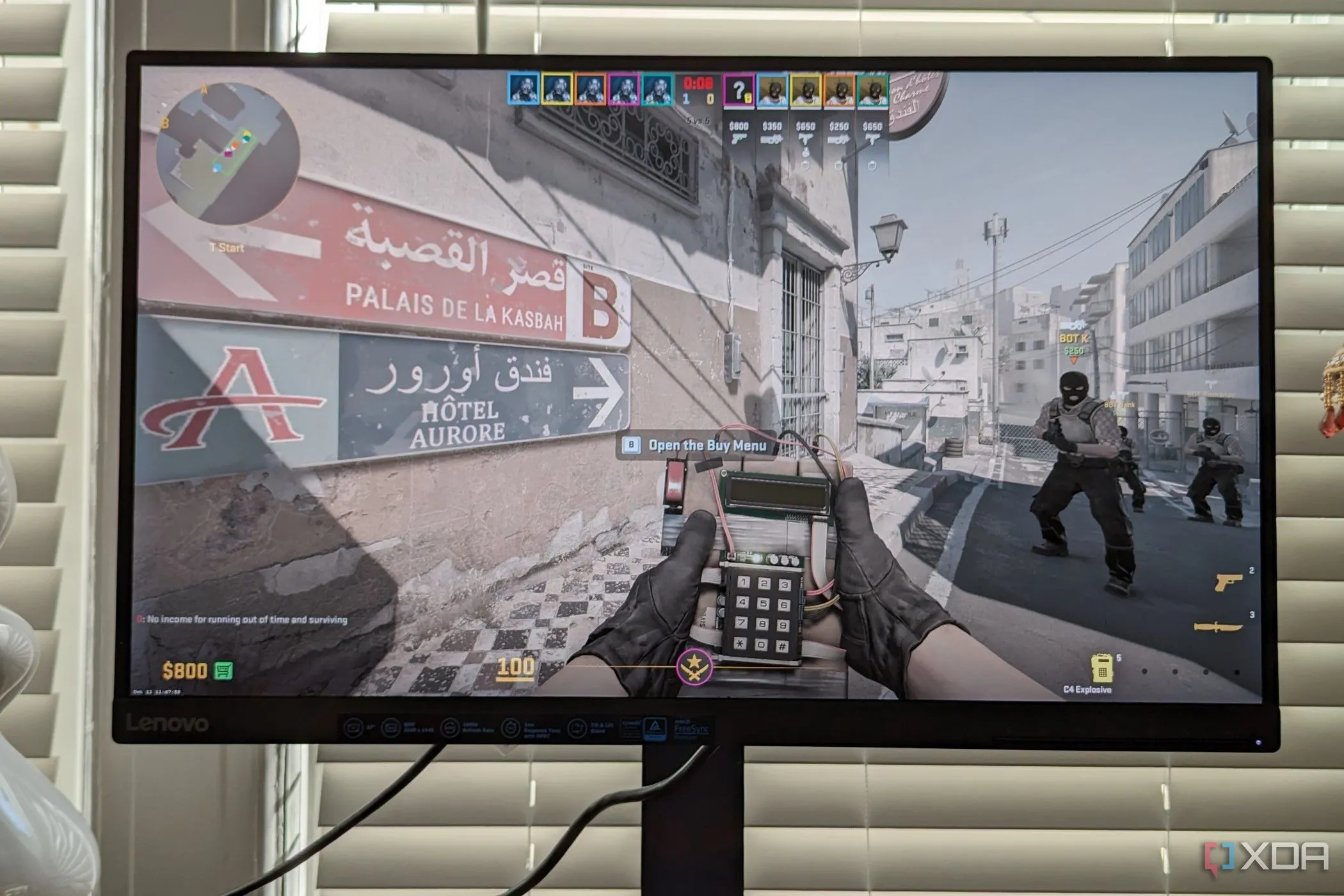 Màn hình chơi game Lenovo G27q-30 hiển thị Counter-Strike 2, minh họa khả năng tối ưu dung lượng game