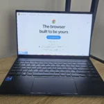 Màn hình laptop hiển thị trình duyệt Google Chrome đang hoạt động bình thường, đặt trong bối cảnh lỗi trình duyệt bị chặn bởi Family Safety.