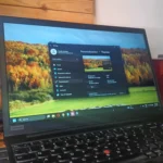 Màn hình laptop Windows 11 hiển thị cài đặt cá nhân hóa, liên quan đến các thay đổi sau cập nhật hệ thống.