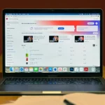 Màn hình máy tính MacBook hiển thị giao diện phần mềm Adobe, tượng trưng cho hệ sinh thái Creative Cloud với các nâng cấp AI đột phá.