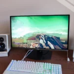 Màn hình OLED MSI 272URX trên bàn làm việc, ví dụ về thiết bị yêu cầu tối ưu năng lượng