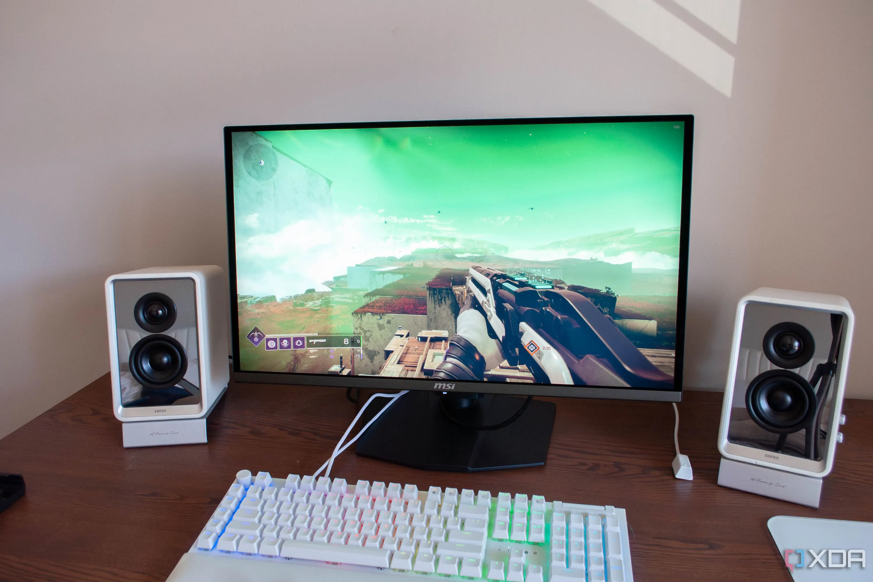 Màn hình OLED MSI 272URX trên bàn làm việc, ví dụ về thiết bị yêu cầu tối ưu năng lượng