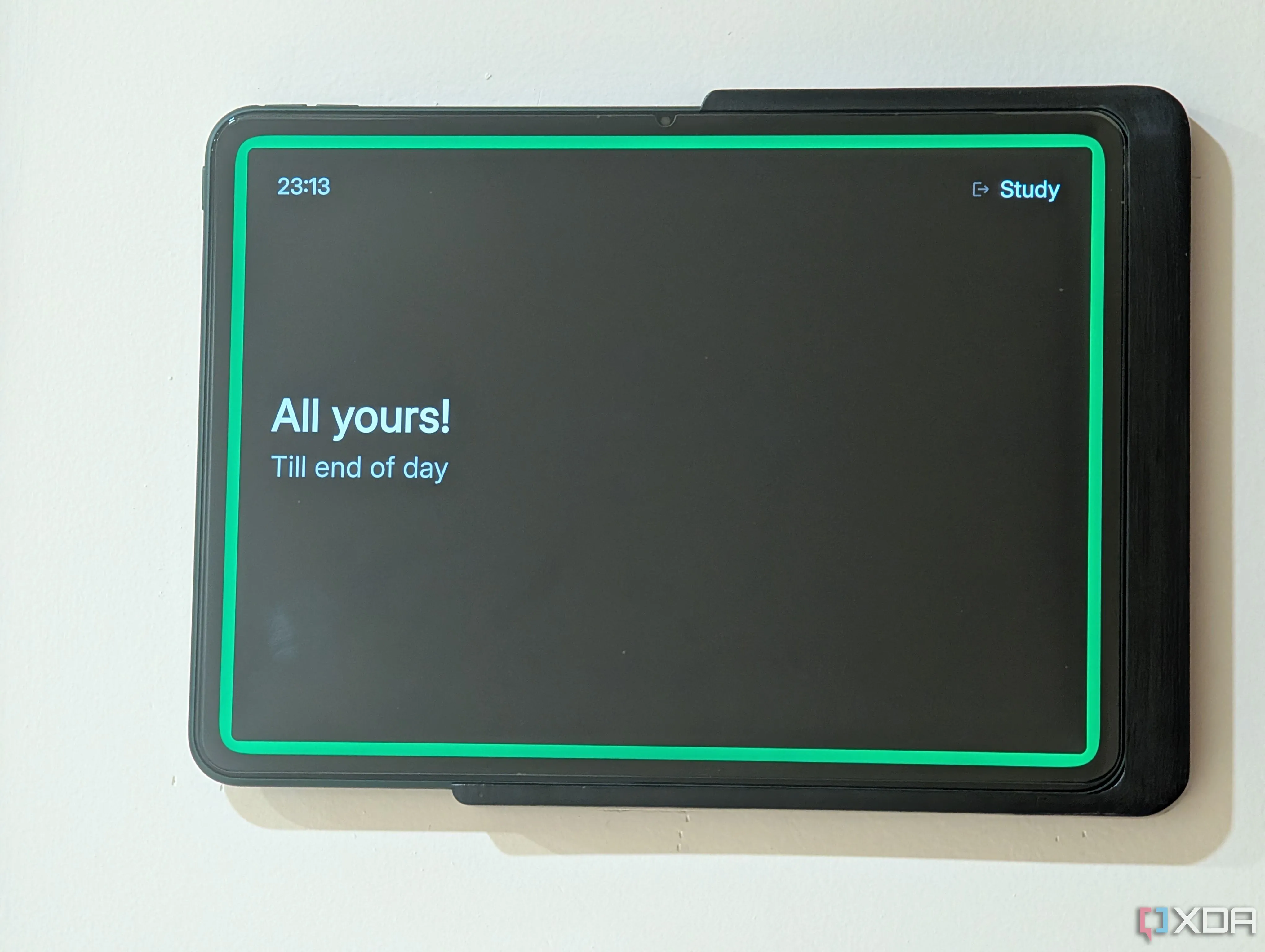 Màn hình Spacepad gắn ngoài cửa phòng làm việc báo hiệu đang họp
