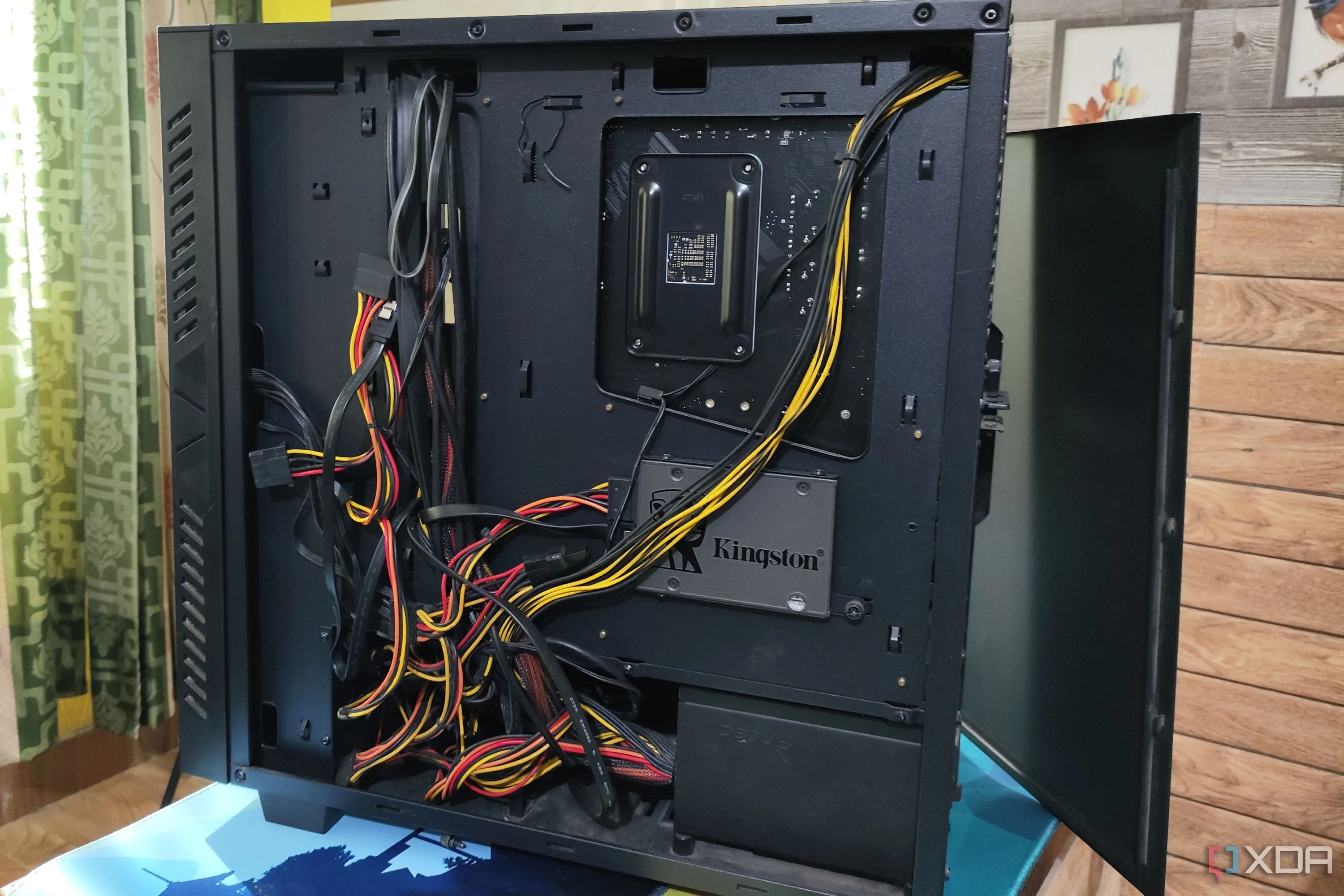 Mặt sau của máy chủ PC với các cổng kết nối và quạt tản nhiệt, minh họa cho hạ tầng phần mềm sao lưu NAS.