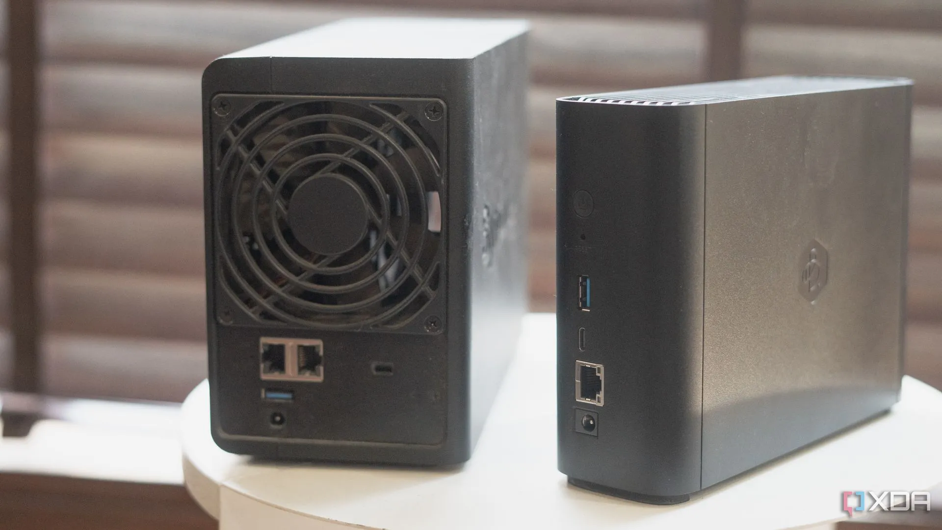 Mặt sau của thiết bị NAS Synology Beestation, minh họa vị trí quạt tản nhiệt quan trọng cần được làm sạch định kỳ.