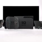 Mẫu máy console Nintendo Switch 2 hiển thị màn hình chính, đặt trên bàn làm việc, với Joy-Con gắn liền, làm nổi bật thiết kế và giao diện người dùng.