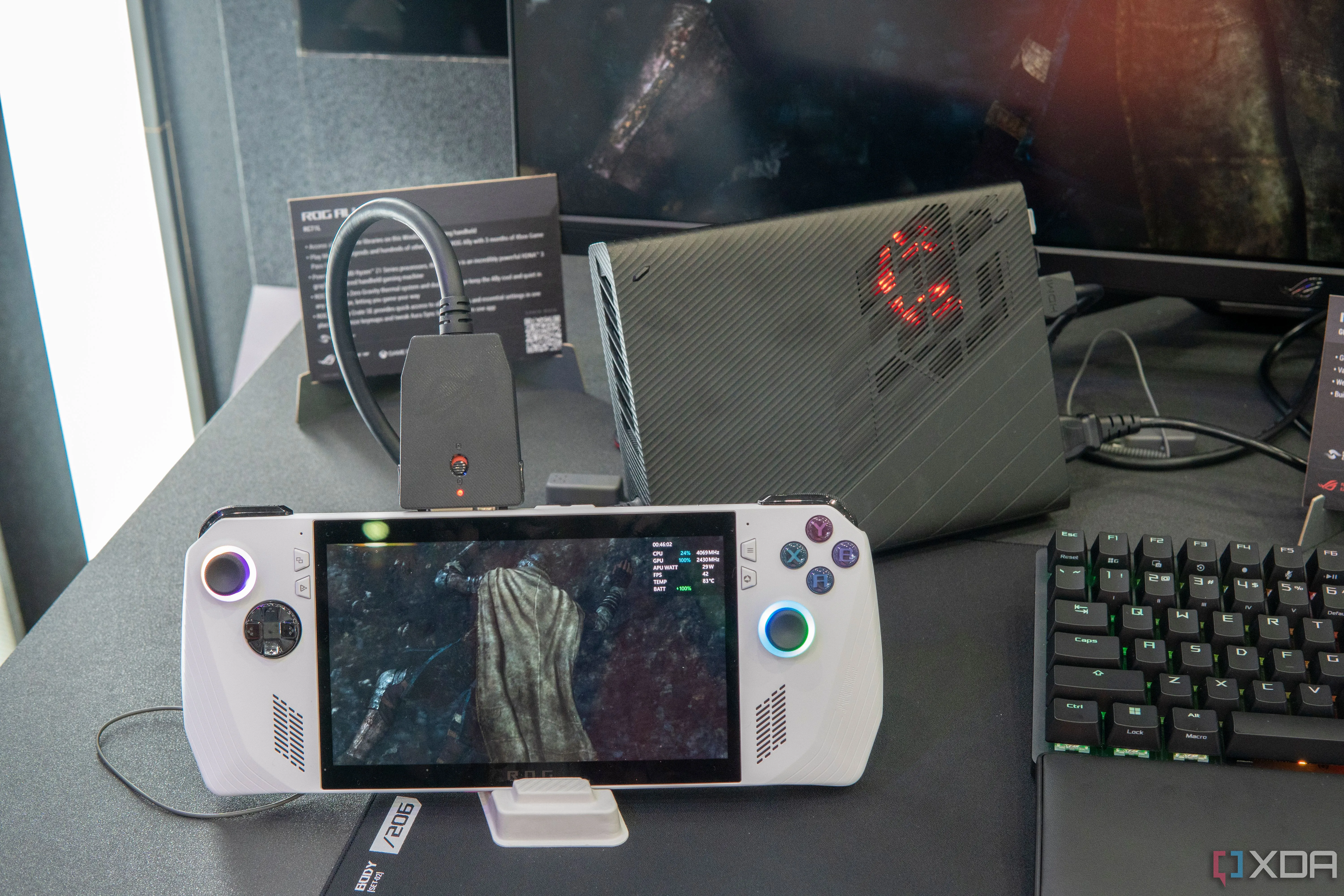 Máy chơi game cầm tay Asus ROG Ally và dock eGPU ROG XG Mobile, minh họa tính di động và sức mạnh của eGPU.