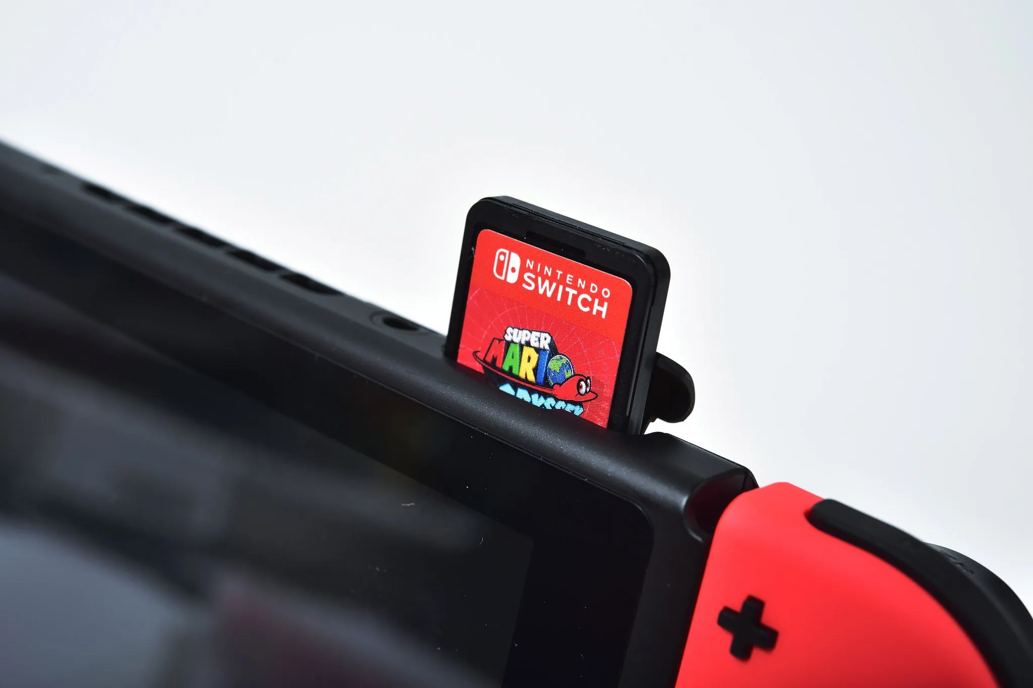 Máy chơi game Nintendo Switch với thẻ game được cắm vào khe cắm