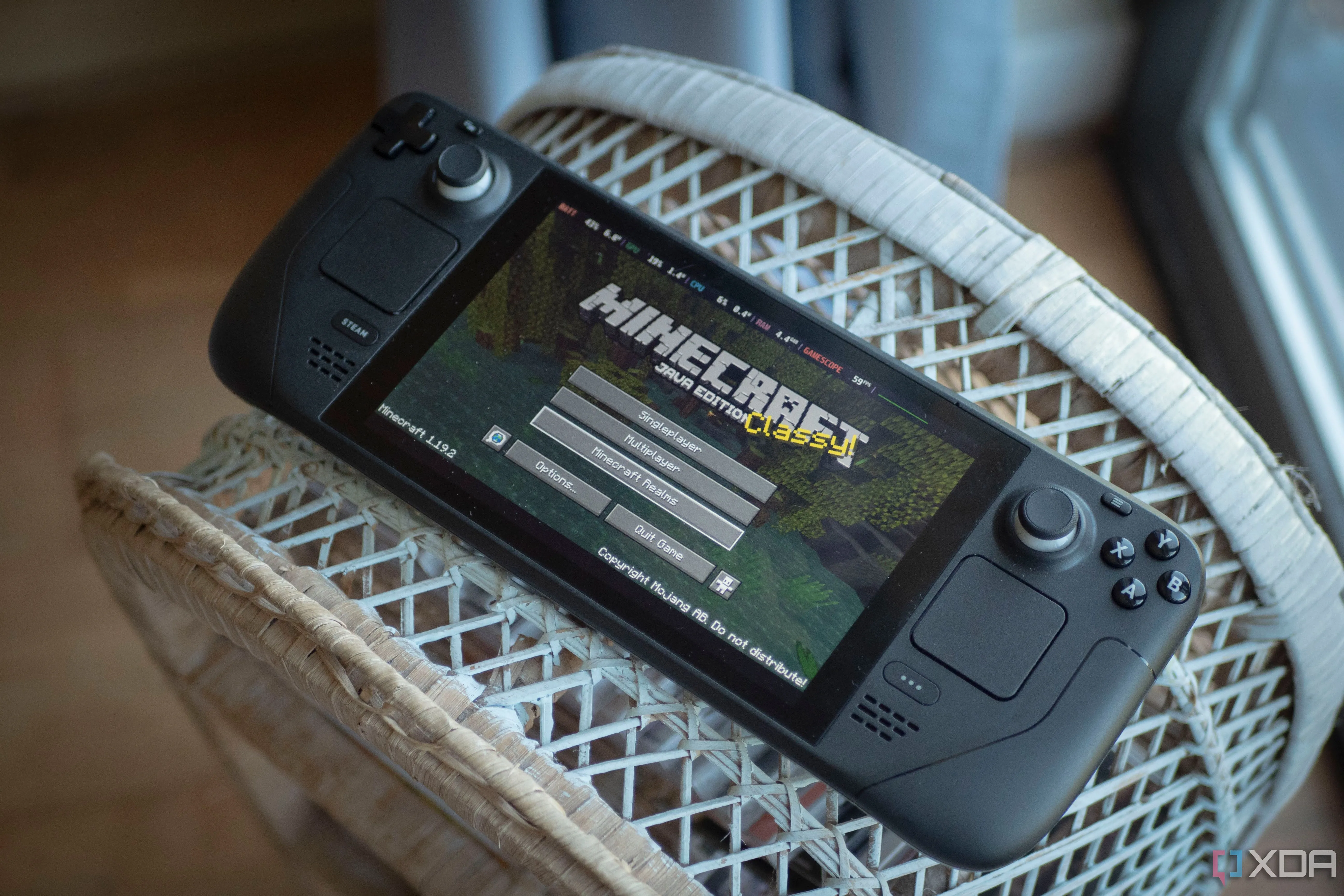 Máy Steam Deck đặt trên bàn với game Minecraft đang hiển thị trên màn hình
